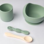 YUMMY Coffret Repas en Silicone - Bol Verre Deux Cuillères - 4M+ Vert Pastel